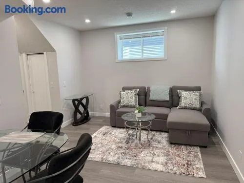 Cozy Suite Near Airport - Image 1