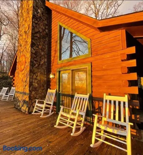 Spacious, dog friendly cabin in Blowing Rock, NC - Image 1