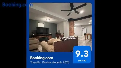 **Stylish Pet Friendly 3 Bedroom House** - Image 1