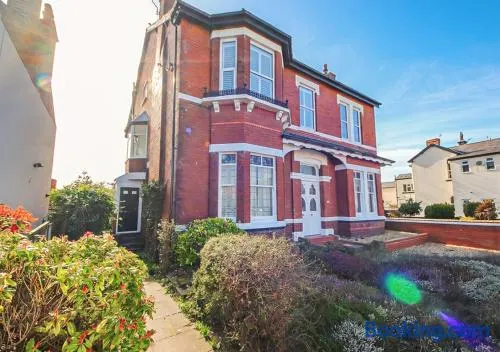 Spacious Victorian Birkdale Apartment with Garden - Image 1