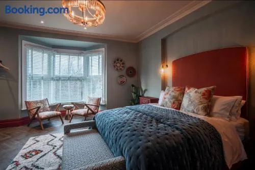 Luxury Seaside 5 Bed - 10 Mins Walk to Beaches - Image 1
