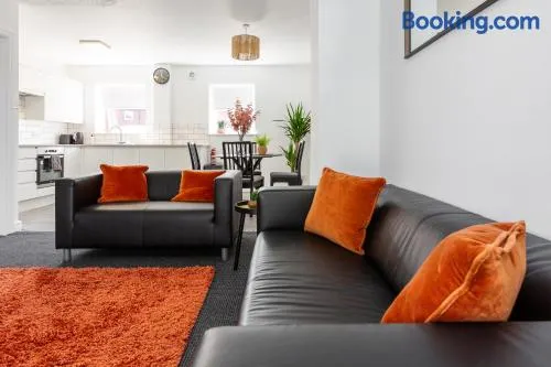 Waterfront 2 Bed Apartment - Free Parking & Wi-Fi - Image 1
