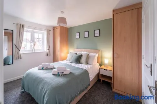 Entire comfy 3 bed house with free driveway parking x2 Gloucester - Image 1