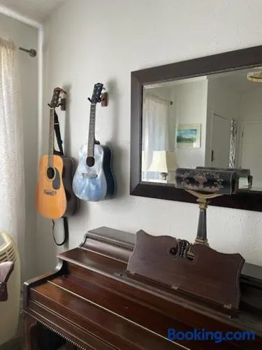 Sunny and Spacious, Hottub, Piano, Guitars, Fenced Yard, Pets Welcome, LGBT Friendly - Image 1