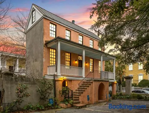 Unique & Charming 1 Bedroom One Block to King St - Image 1