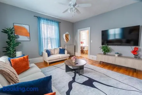 3BDR 2BA Downtown Salem with Parking - Image 1