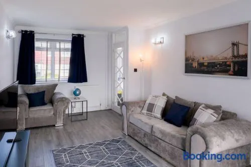 Spacious Cosy 3-Bedroom Home - Image 1