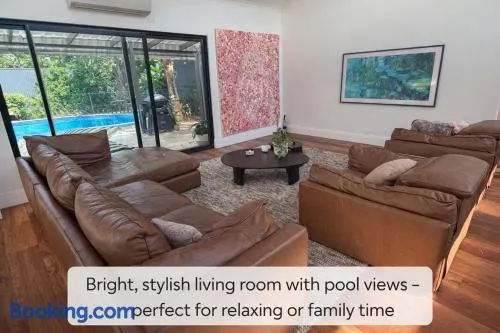 Resort living 3kms from the city, Tennis Court, Pool, Large Garden - Image 1