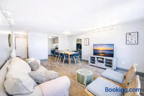 The Hartford Skyline - Stylish Downtown Condo with Wifi Gym - Image 1