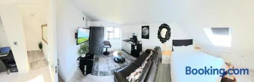 Riverview, Stylish Non Smoking Loft Ensuite 4 Rent - Image 1