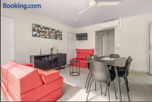 CASA MARIPOSA Punta Leona a 500 metros de la playa Alquiler de la casa entera o dos apartamentos abajo con cocina y jacuzzi o 2 cuartos con baños privados en la planta alta Para 1 a 22 personas Full equipada - Image 1