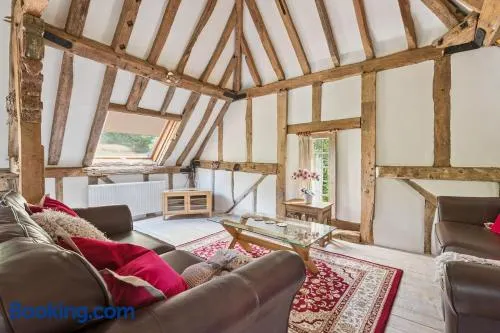 2-Bed Barn Escape, Private Drive and Gardens - By Tempstay - Image 1