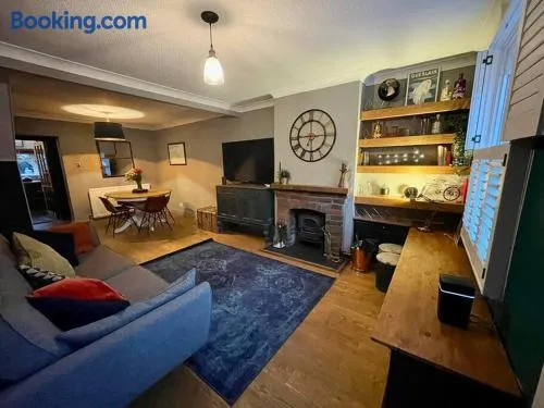 2 bed Victorian Cottage, log burner & garden room. - Image 1