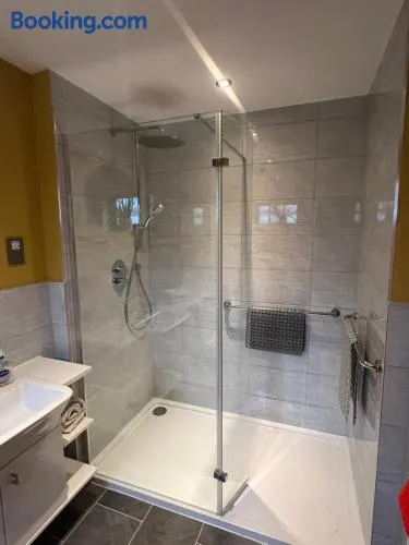 The garden spa at number 15 - Image 1