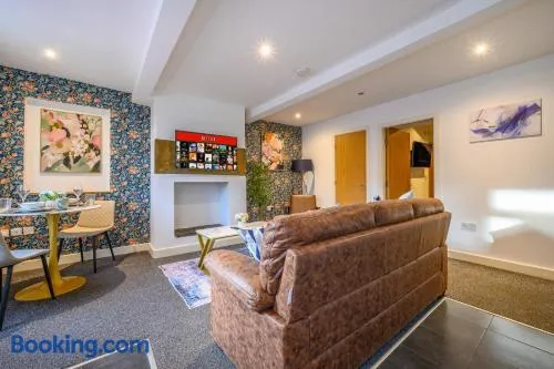 F611 - Welcoming & Attractive Stay - Image 1