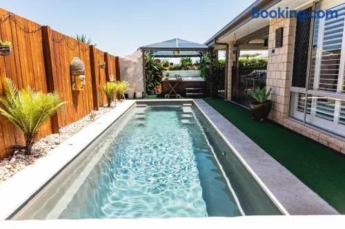 Entertainer's Paradise! Child =& pet friendly Pool spa, movie room - close to Australia Zoo - Image 1