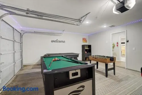 15 Min to International Airport! Cozy, Modern Home - Image 1