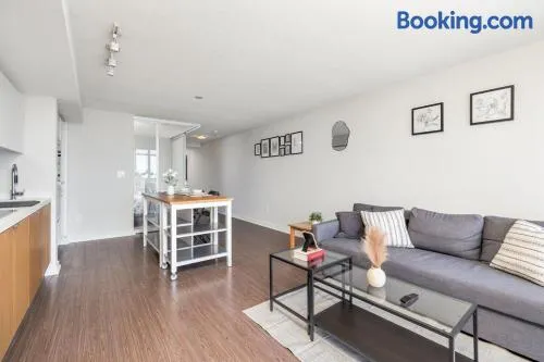 DT Toronto Luxury 2 Beds -Lake View-Free Parking - Image 1