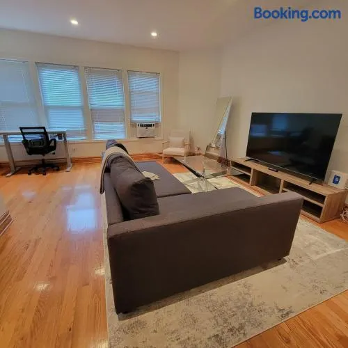 Spacious Comfy 2BR Near HighwayTrain Station - Image 1