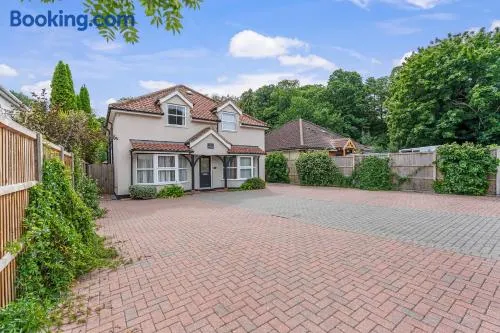 Seven Space - 7 Bedroom Home with Large Garden & Hot Tub - Image 1