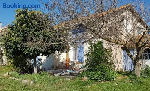 Petite maison refaite à neuf dans mas du 19ème siècle - Image 1