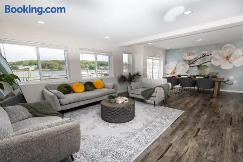Brand new cozy waterfront house w jacuzzi - Image 1