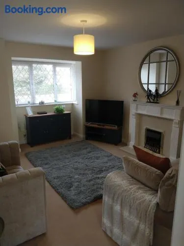 Sunningdale homely detached family,contractor 3 bed house with Parking - Image 1