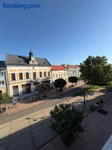Byt v centre mesta s výhľadom na pešiu zónu - Image 1