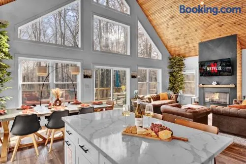 Chalet with Hot Tub, Game, Movie Room, Lake and Pool Access - Image 1