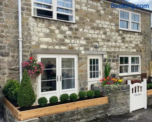 Cheerful 2 Bed Cottage with indoor fireplace - Image 1