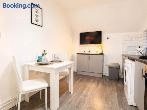 The Shed - Cosy 2-bed flat with free parking - Close to City Centre - Image 1