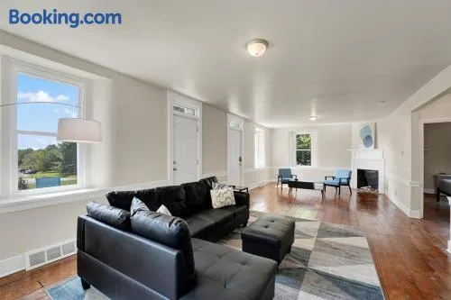Spacious 5-Bed Retreat in Charming Kennett Square - Image 1