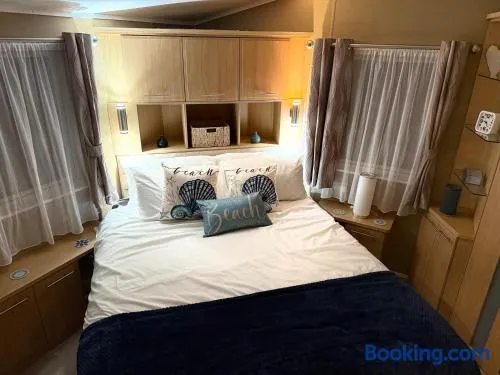 Seaside Lodge Retreat- Sleeps 6- Wifi- FreeParking - Image 1