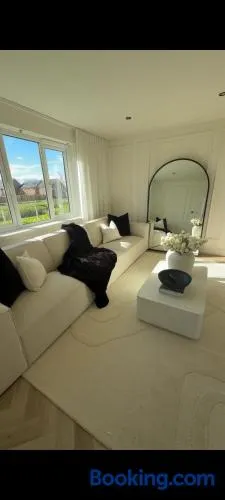 Luxury 3 bedroom house with free parking - Image 1