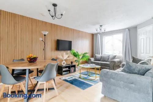 Modern Three Bedroom House Free parking wifi - Image 1