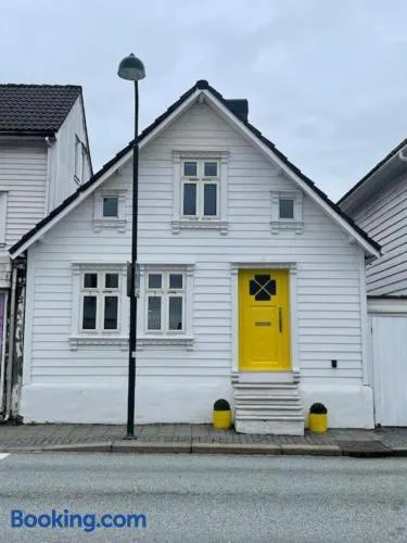 The yellow door - Image 1