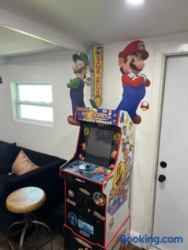 Miramar Retreat Arcade Game Room King Bed 25 Min to Hollywood Beach - Image 1