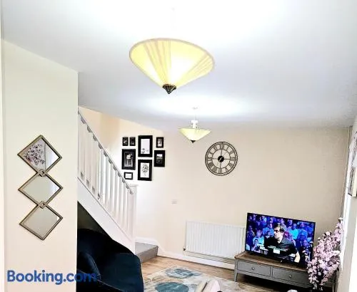 Beautiful Townhouse with Netflix - Image 1