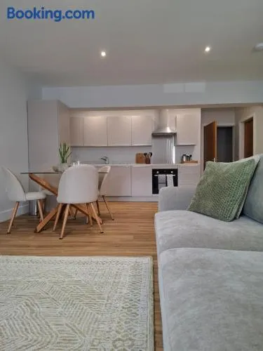 Spacious Modern Apartment at The Market Place - Image 1