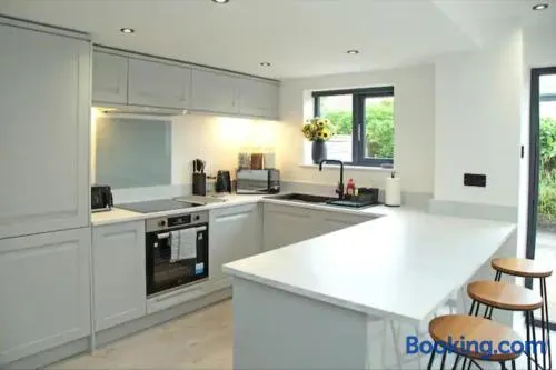 Modern Luxury 4 Bed House in Heart of Macclesfield - Image 1