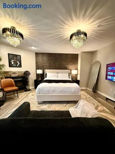 Stylish Modern Basement Suite W Private Entrance - Image 1