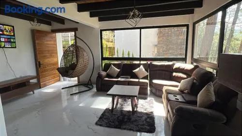 Hermosa cabaña en el bosque - Image 1