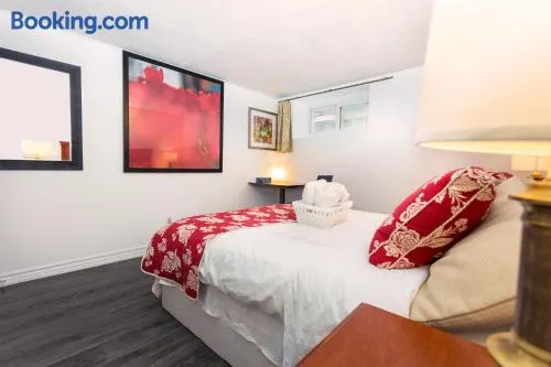 Cozy 3BR 2Bth Lower Unit, A min to Hwy401, 404 & DVP - Image 1