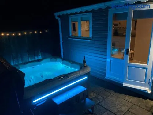 The Summerhouse, countryside retreat with private hot tub - Image 1