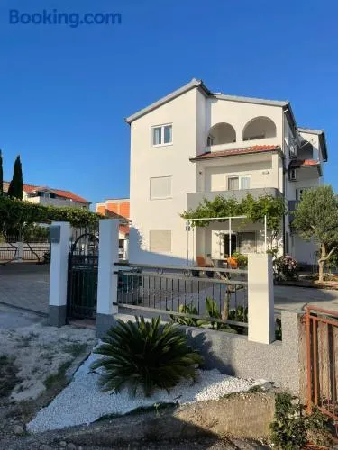 Agréable appartement de vacances avec barbecue | Vue jardin | À côté de la plage - Image 1