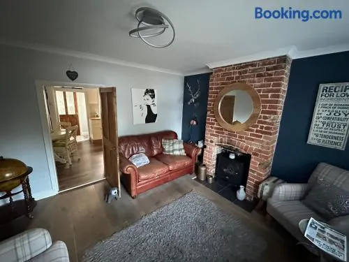 April Cottage Ringwood - Image 1