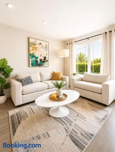Stylish California Cottage,Private Backyard,15 Min to Manhattan Beach & LAX - Image 1