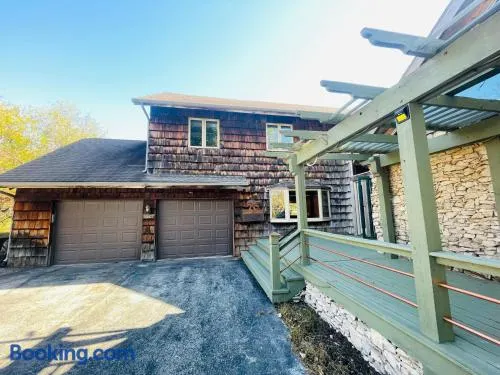 Longview Lake Getaway 4-Bedroom house - Image 1