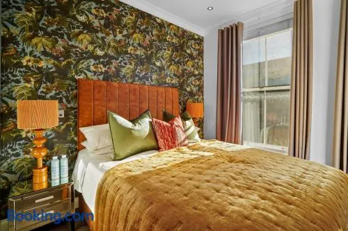 Bright & Airy Flat with Stunning Rooftop Views - Image 1
