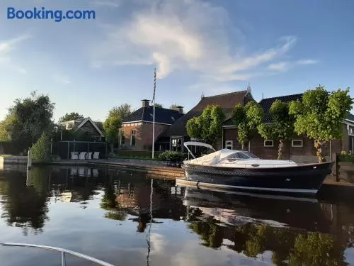 PUUR Eastermar - monumentaal, authentiek en luxe koetshuis aan open vaarwater met jacuzzi en sauna - Image 1